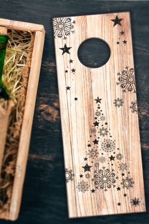 Novogodišnja ukrasna poklon kutija za flašu vina sa jelkom