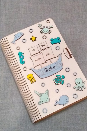 Personalizovana kutija bebinih uspomena za dečake ukrašena brodićem i morskim životinjama