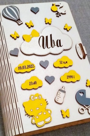 Personalizovana žuto siva kutija bebinih uspomena (Iva) sa leptirićima, balonom, hello kitty, flašicom za mleko i bebinim kolicima