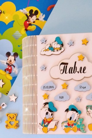 Personalizovana kutija prvih uspomena na bebu dečaka urašena figurama Paja Patka