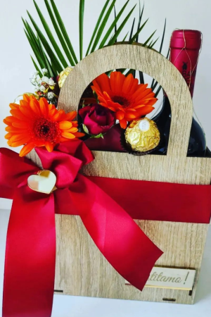 Personalizovana drvena kutija za poklone urašena crvenom trakom i cvecem