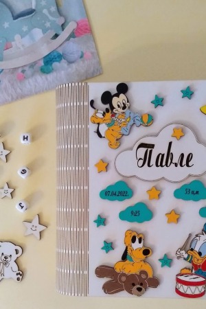 Personalizovana kutija prvih uspomena na bebu dečaka ukrašena figurama Paje Patka, Miki Mausa i Plutona